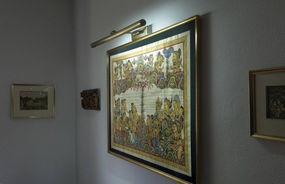 Бра над картиной