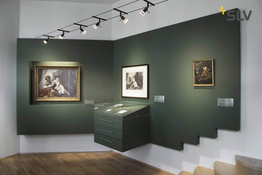 Трековый светильник на стене