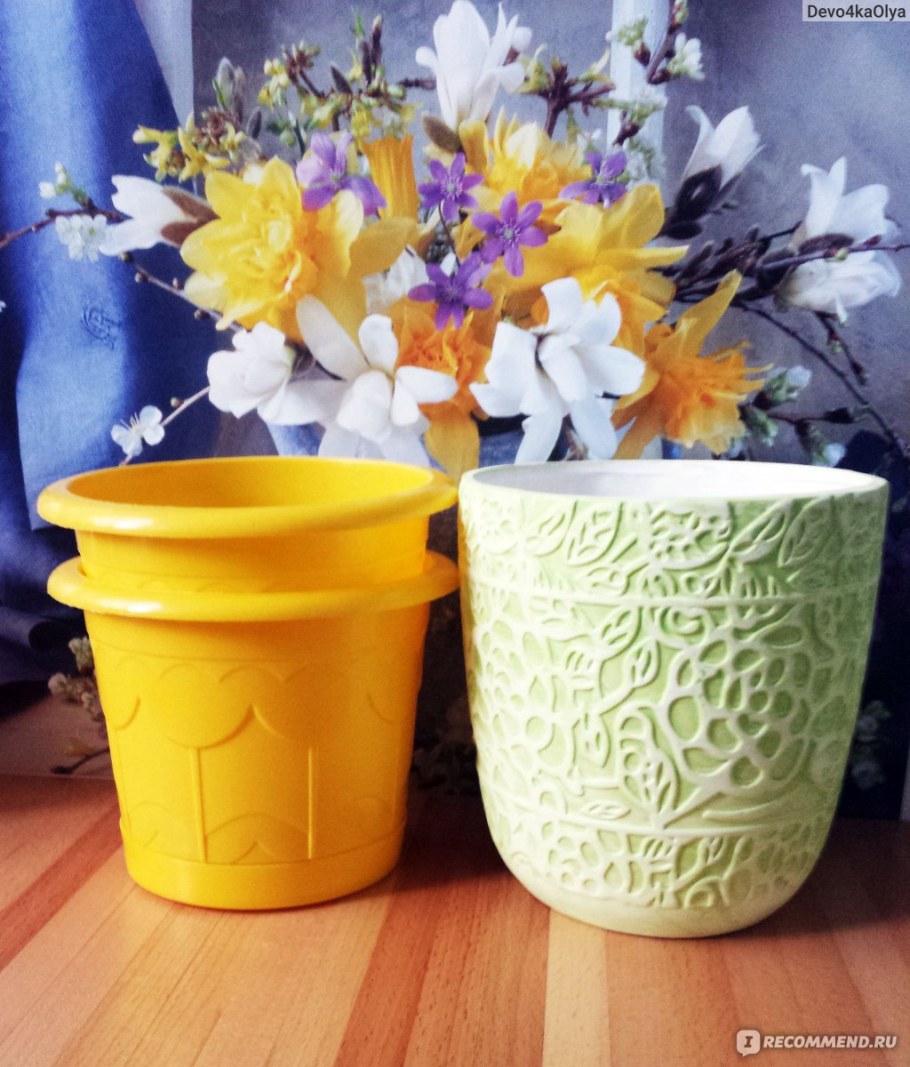Желтый цветочный горшок