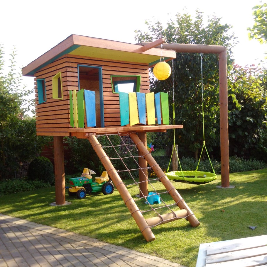 Домик для детской площадки