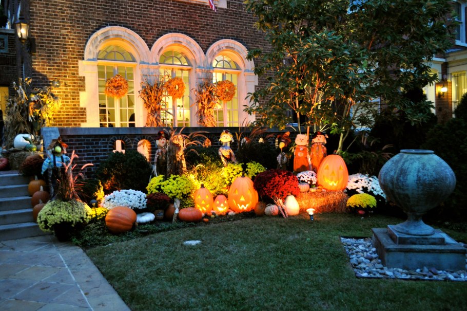 Украшение двора