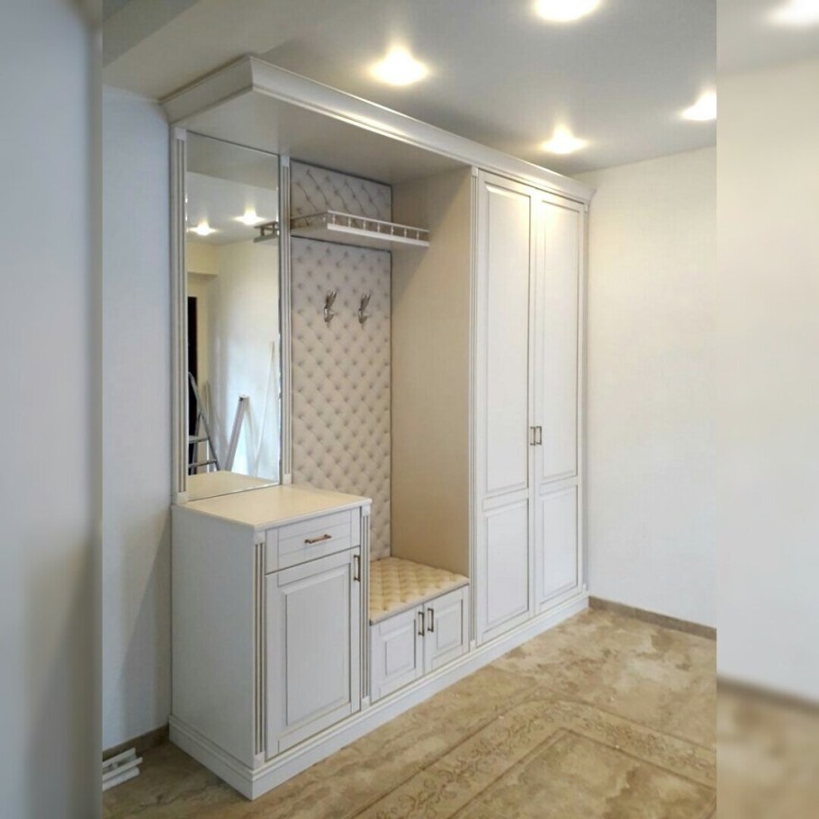 Прихожая со встроенным шкафом