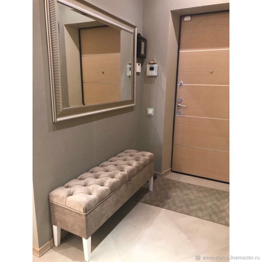 Маленькая прихожая с пуфиком