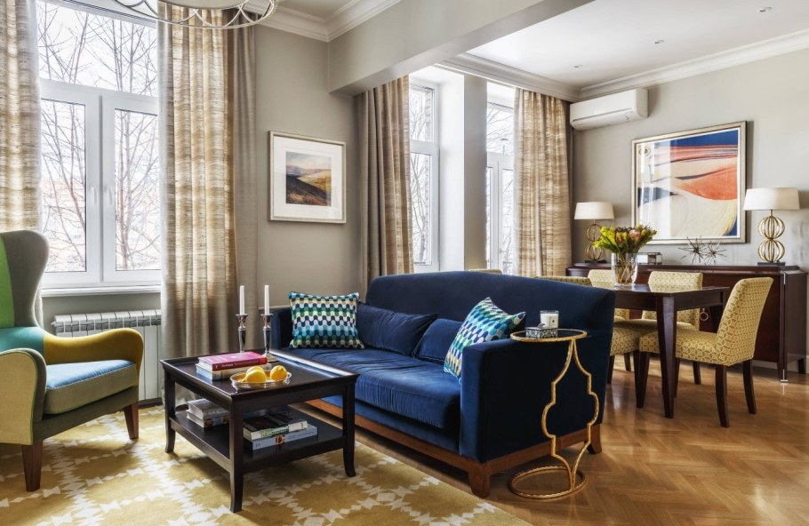 Синий диван в интерьере гостиной