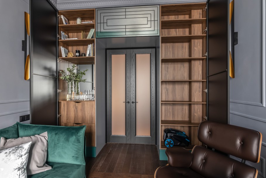 Шкаф над дверью в комнате