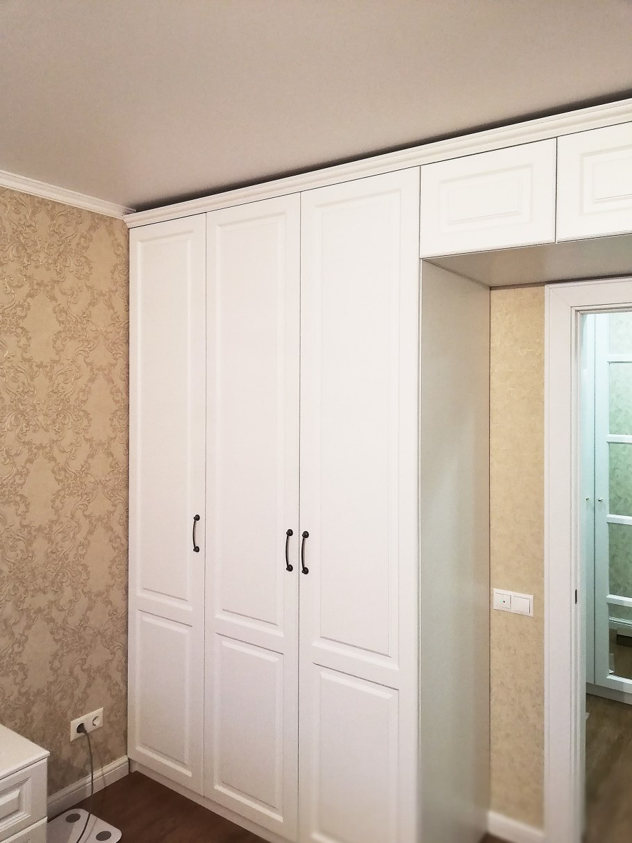 Встроенные шкафы вокруг дверного проема