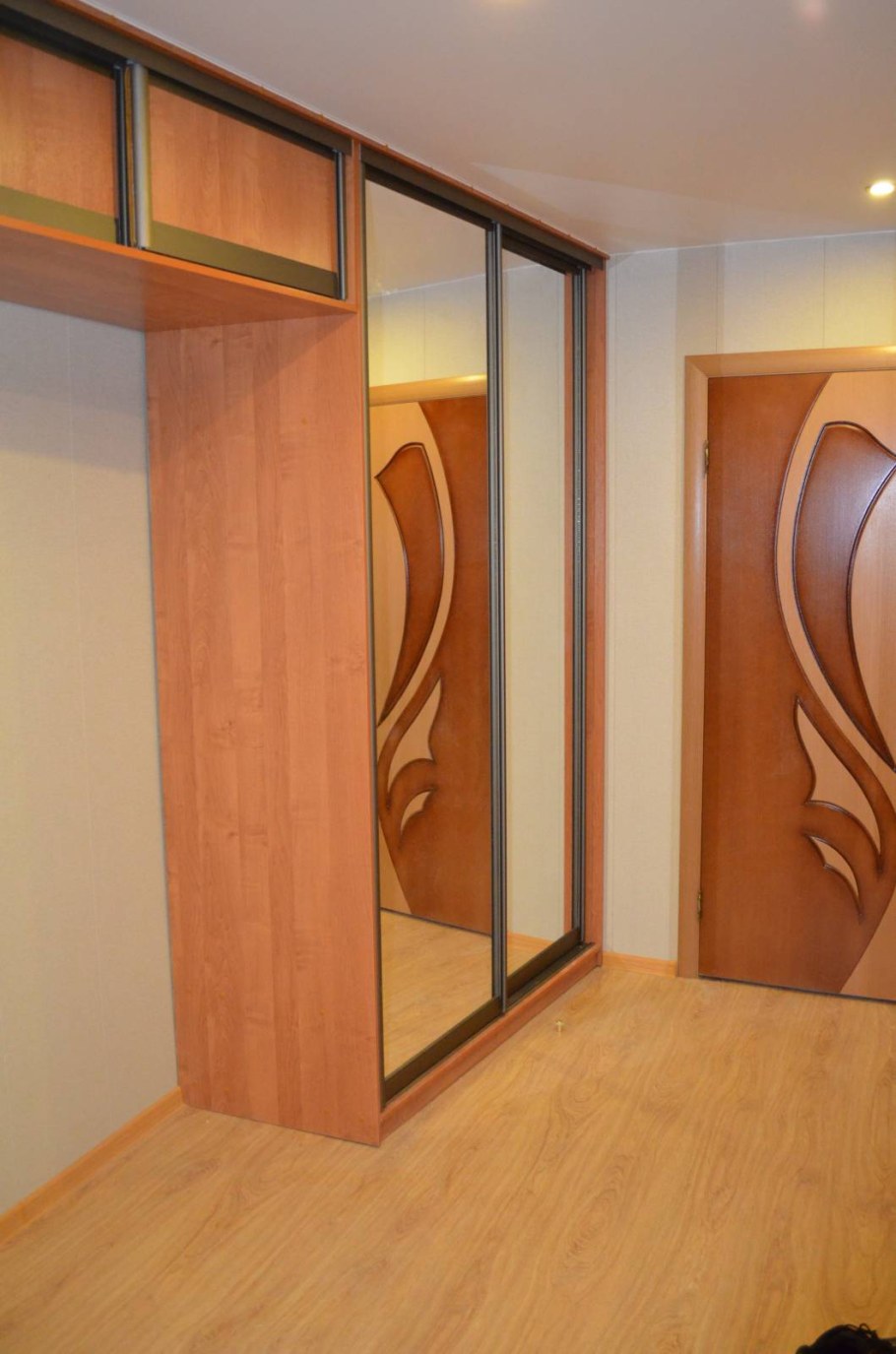 Встроенные шкафы с раздвижными дверями и антресолями