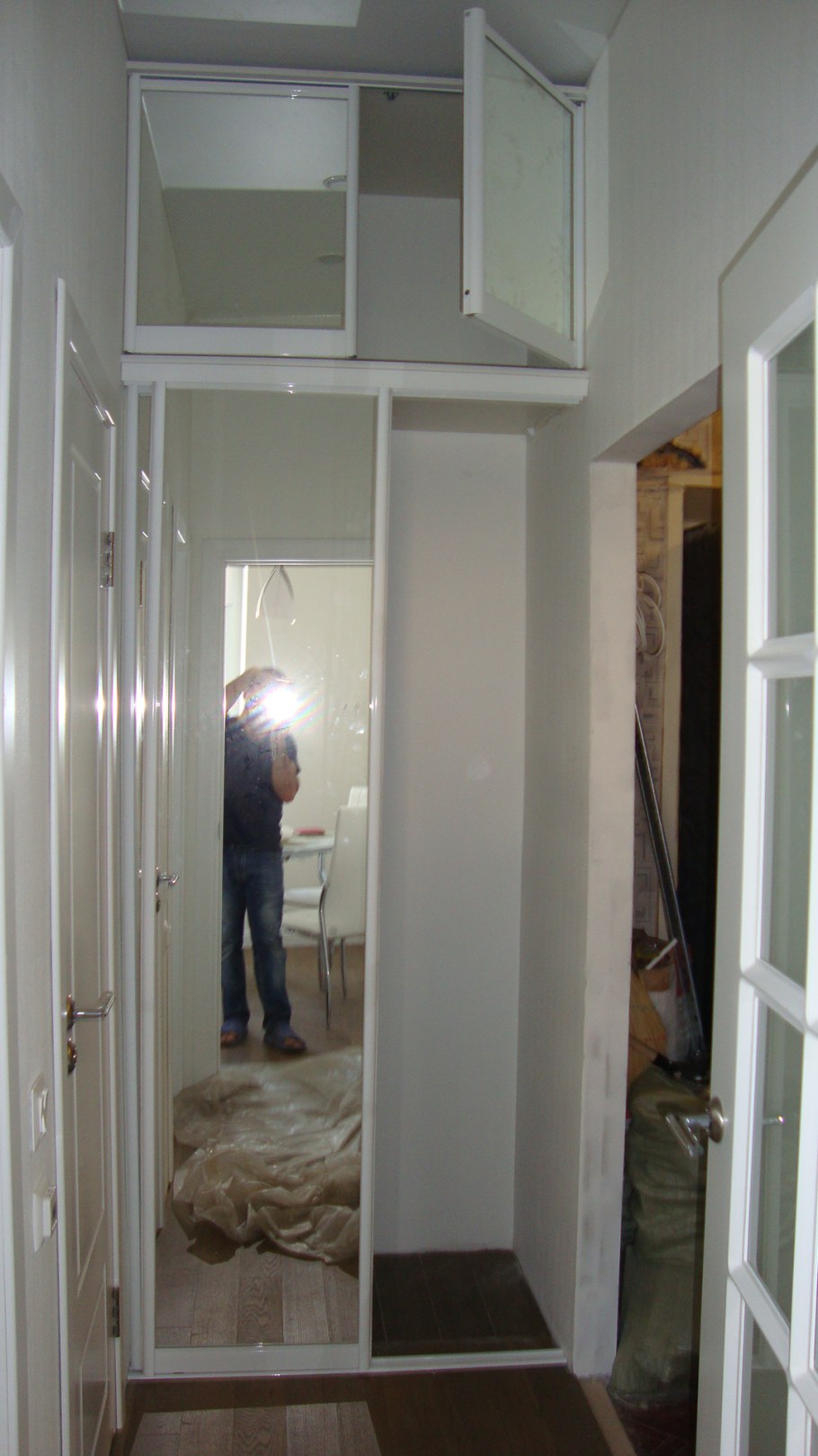 Встроенные шкафы в нишу в прихожей