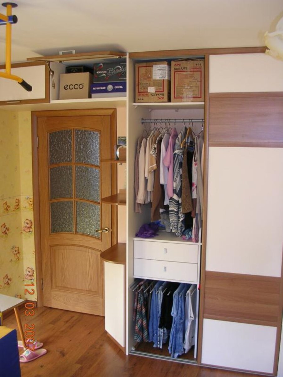 Шкаф с полками над дверью