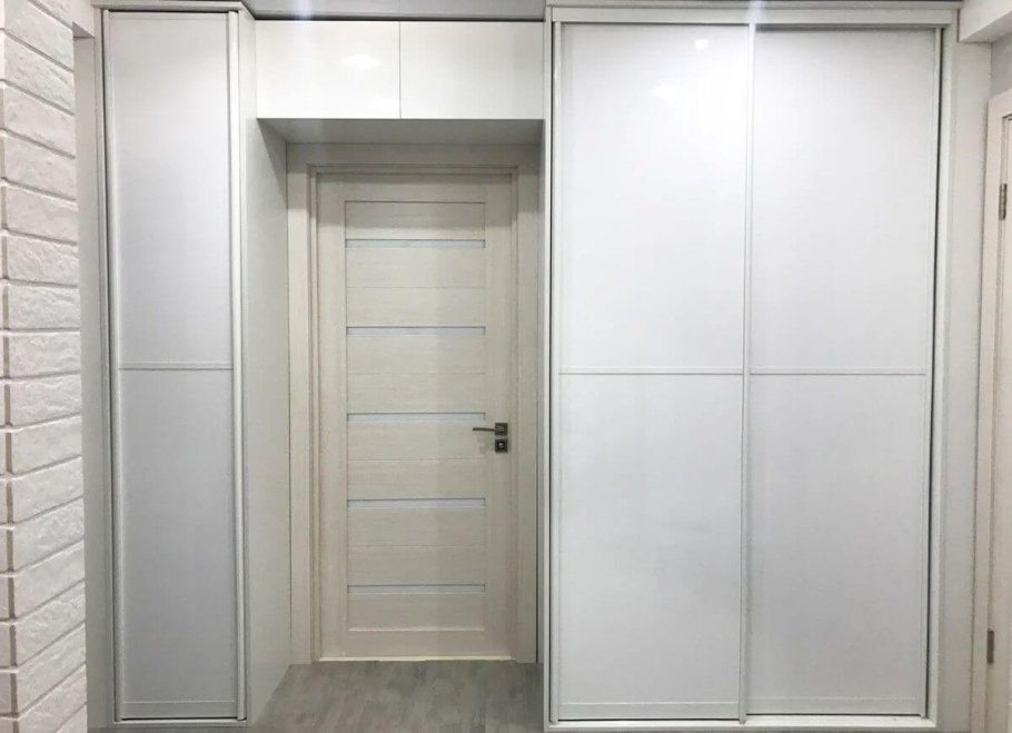 Встроенные шкафы вокруг дверного проема