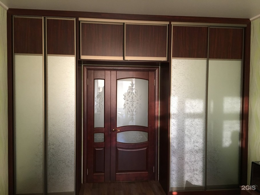 Шкаф с антресолью над дверью