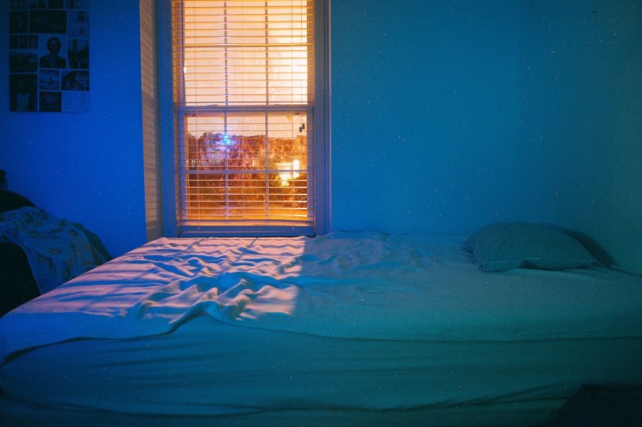 Кровать гача лайф ночью