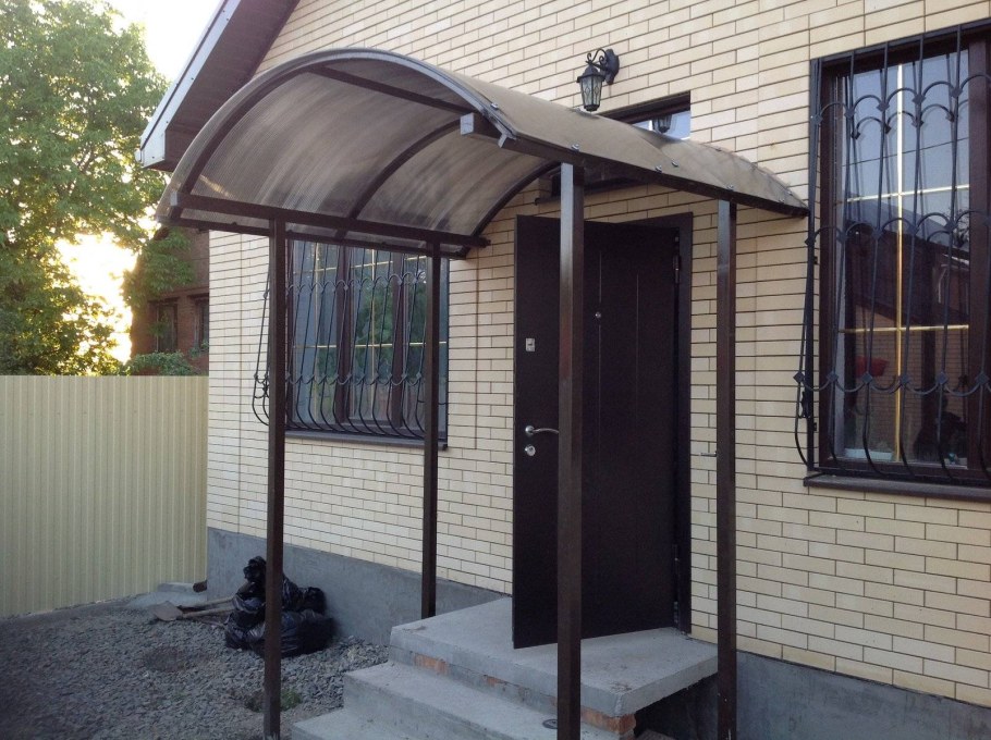 Козырёк над крыльцом из поликарбоната