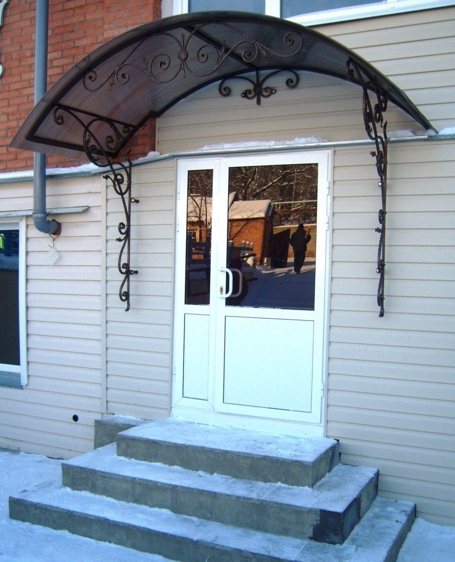 Козырёк над крыльцом