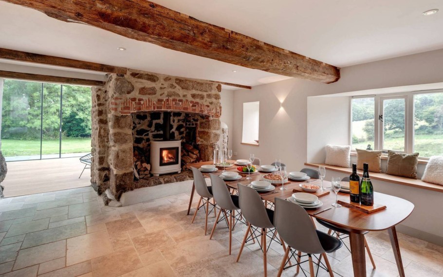 Кухня столовая с камином