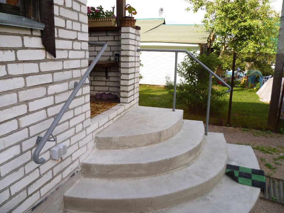Бетонные ступеньки для крыльца