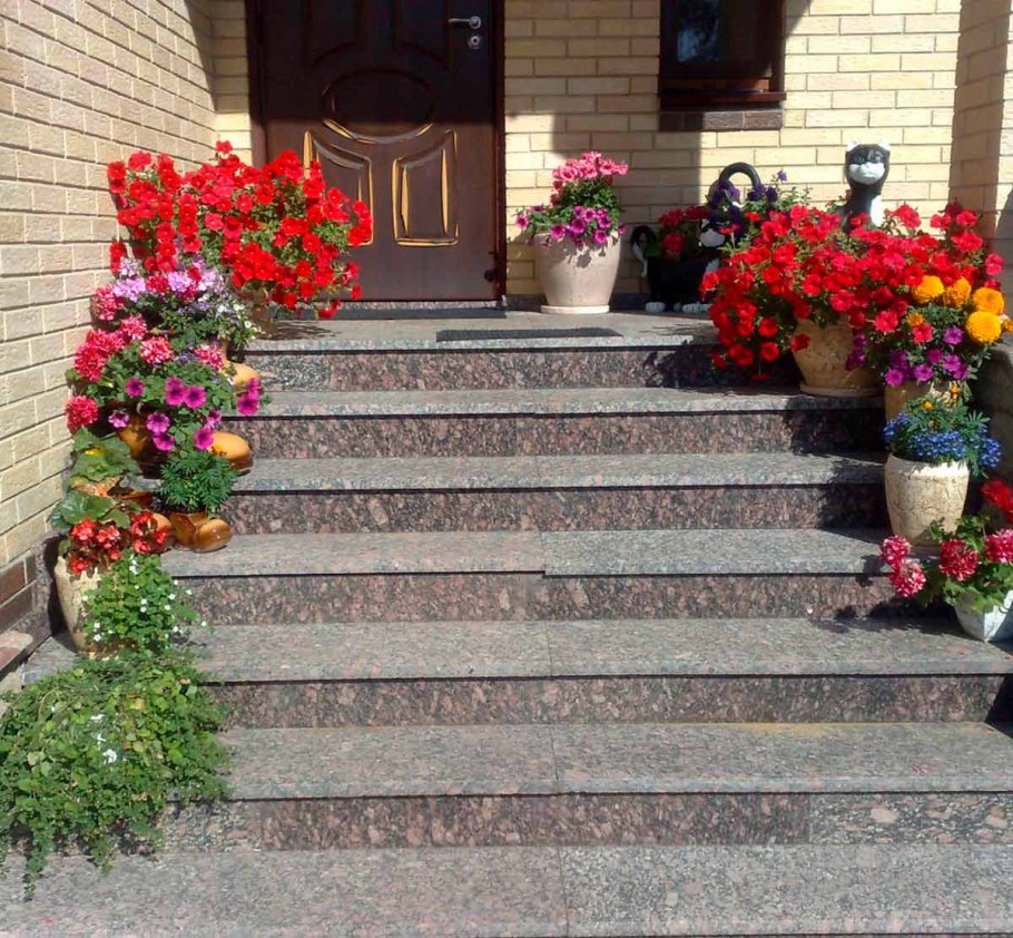 Клумба ступеньками