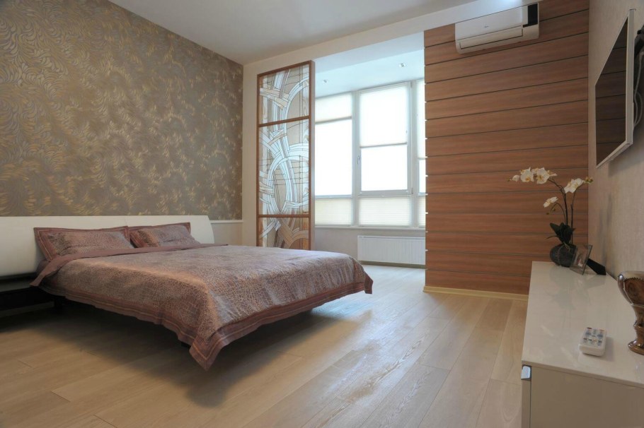 Сочетание ламината и обоев на стене