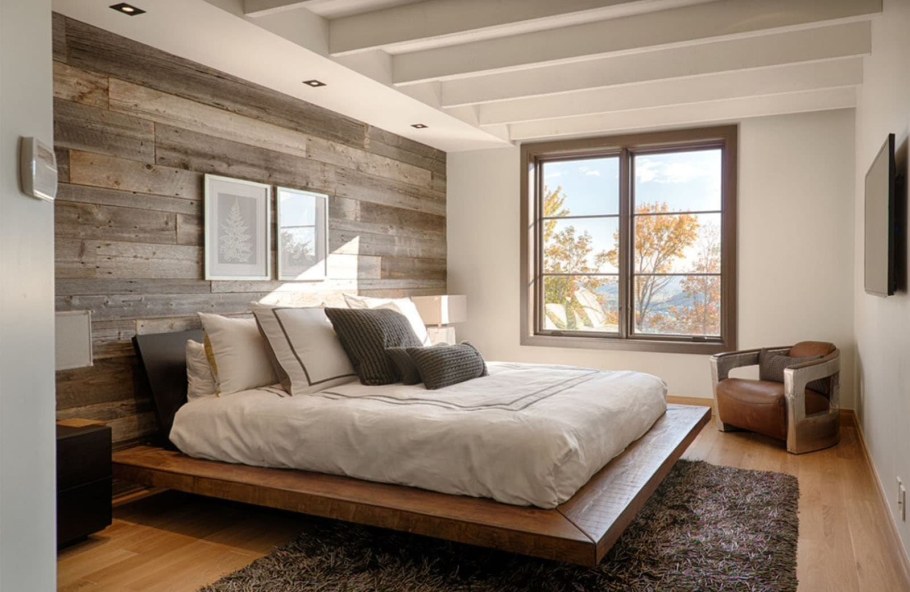 Деревянная стена в спальне