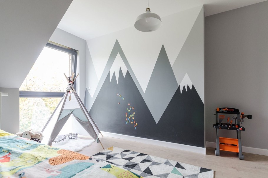 Геометрические фигуры на стене