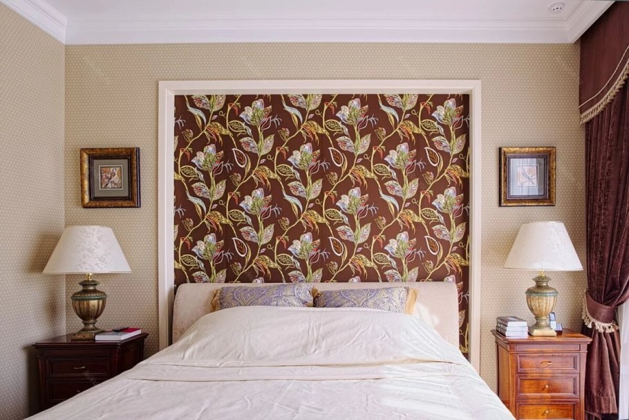 Панно над кроватью в спальне