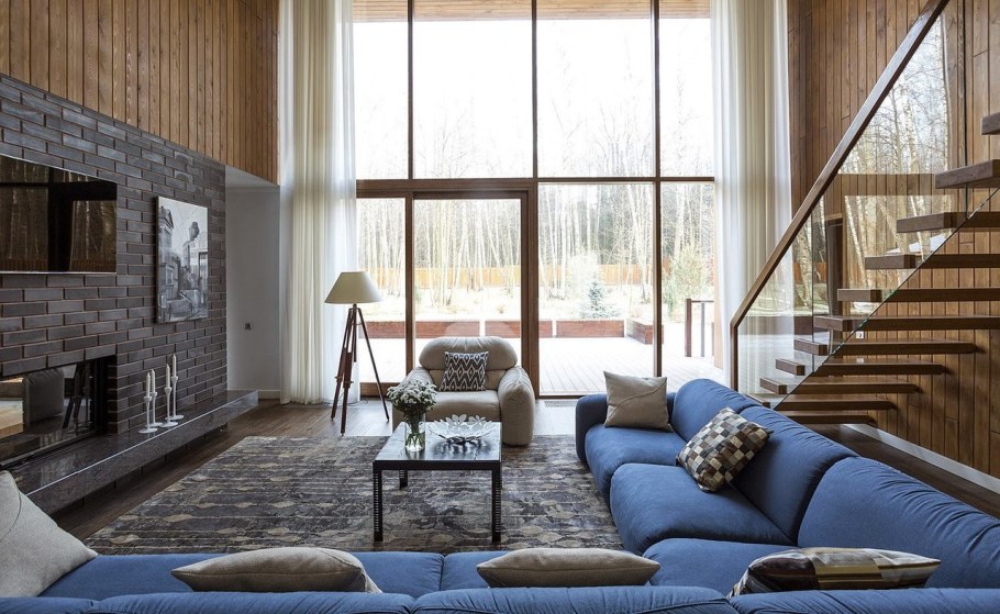 Панорамные окна в гостиной