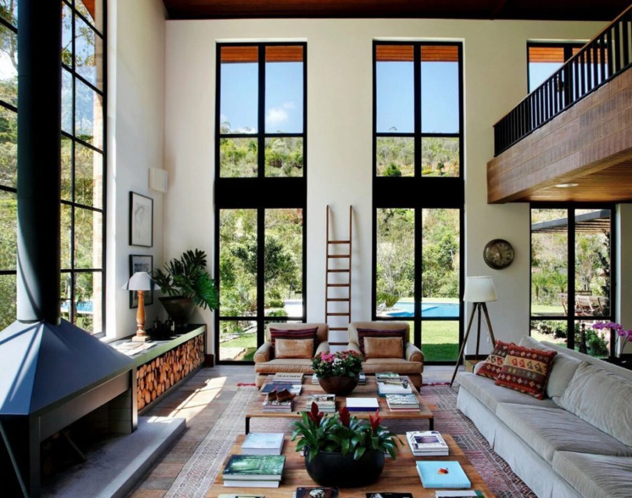 Дом с витражными окнами