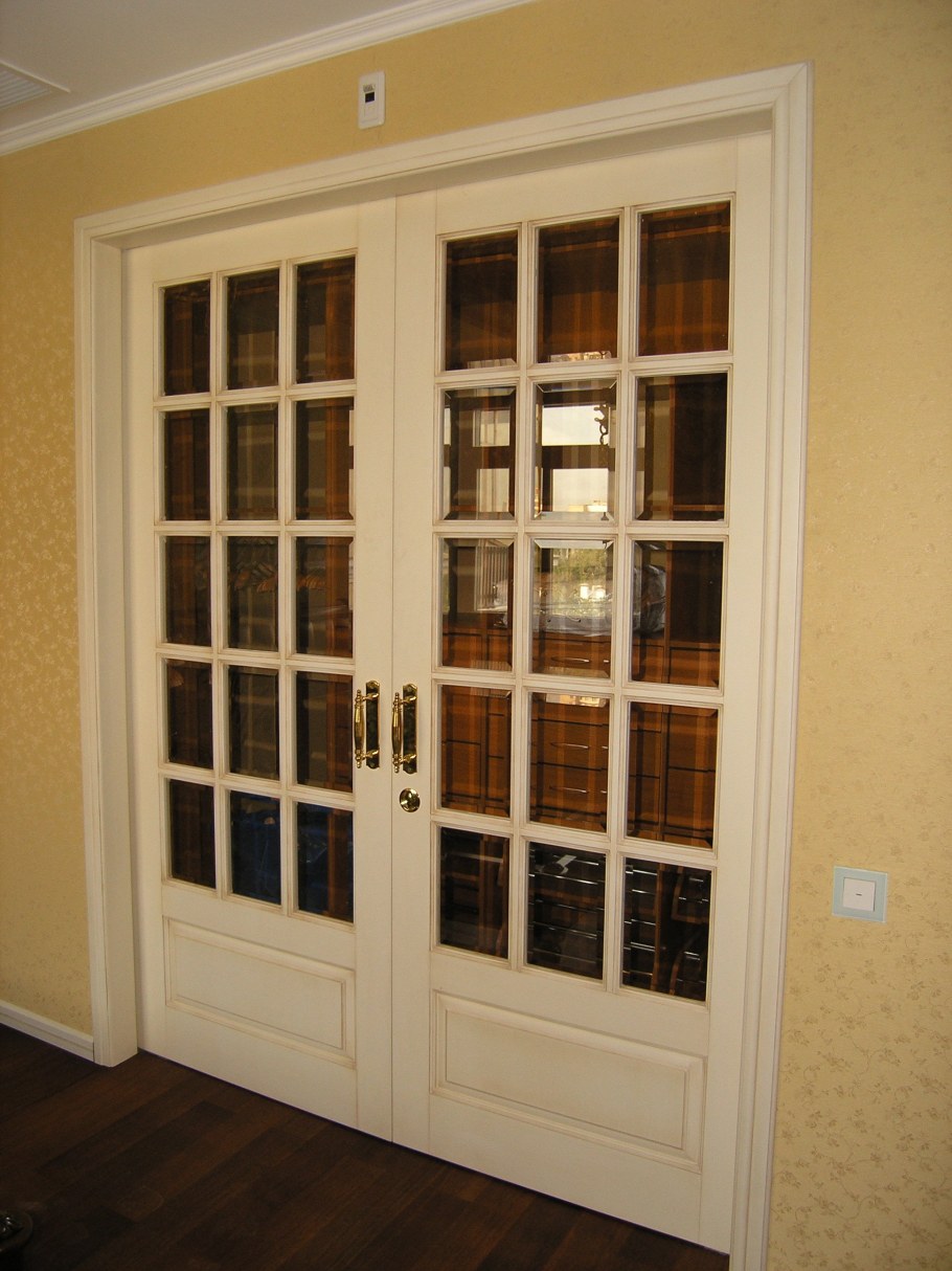 Деревянная дверь со стеклом