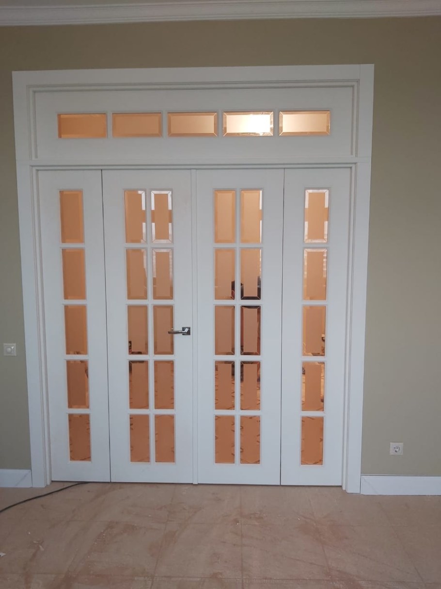 Белый наличник и темная дверь английская решетка