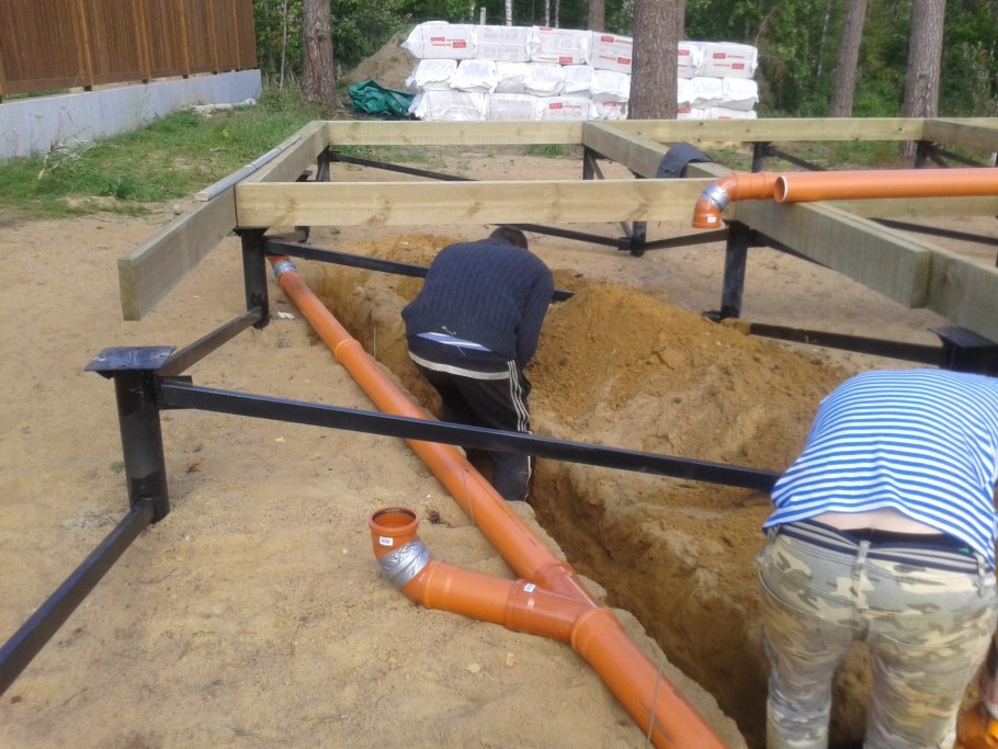 Канализация в частном доме на винтовых сваях