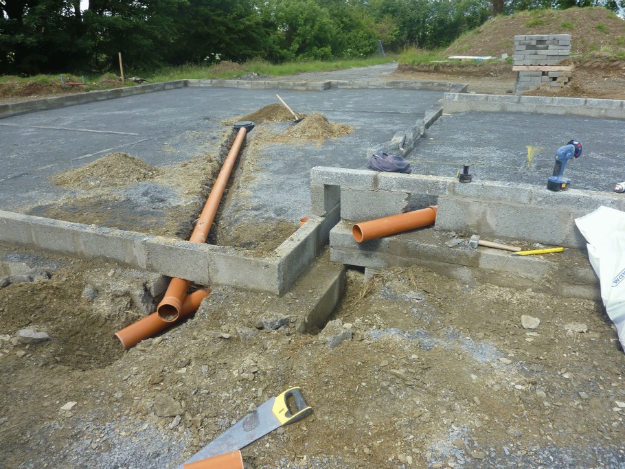 Прокладка трубы 110 мм в плите фундамента