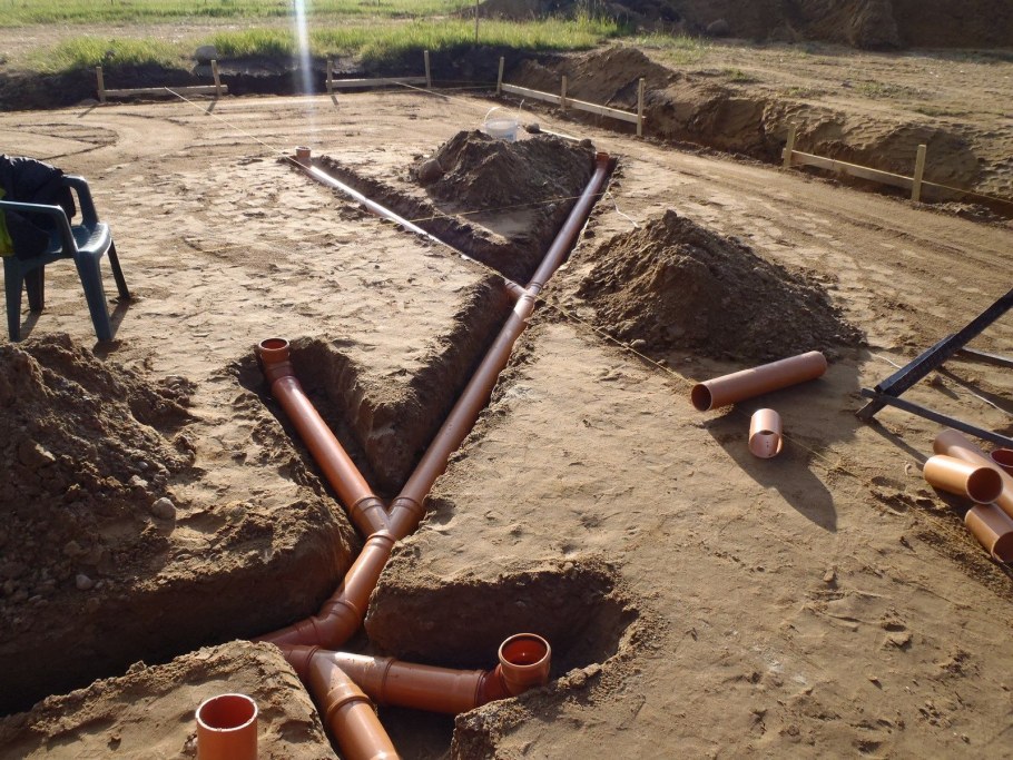 Водопроводная труба 150мм в траншее