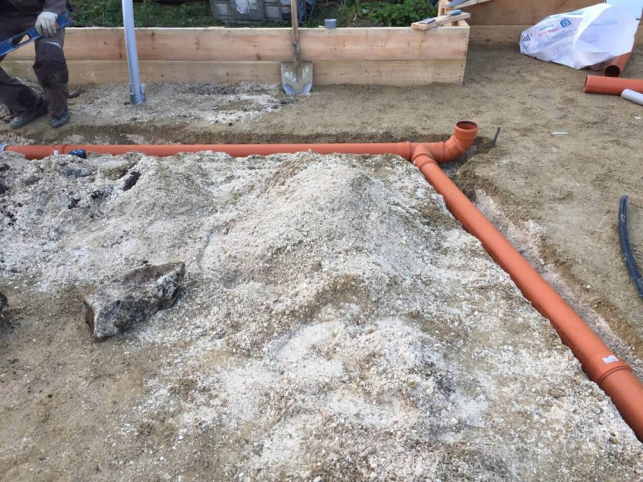 Прокладка труб канализации под плитой