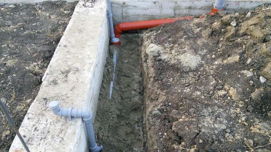 Прокладка канализационных труб в частном доме под фундамент
