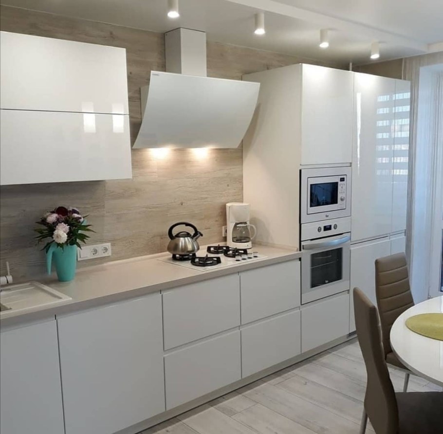 Белая глянцевая кухня икеа