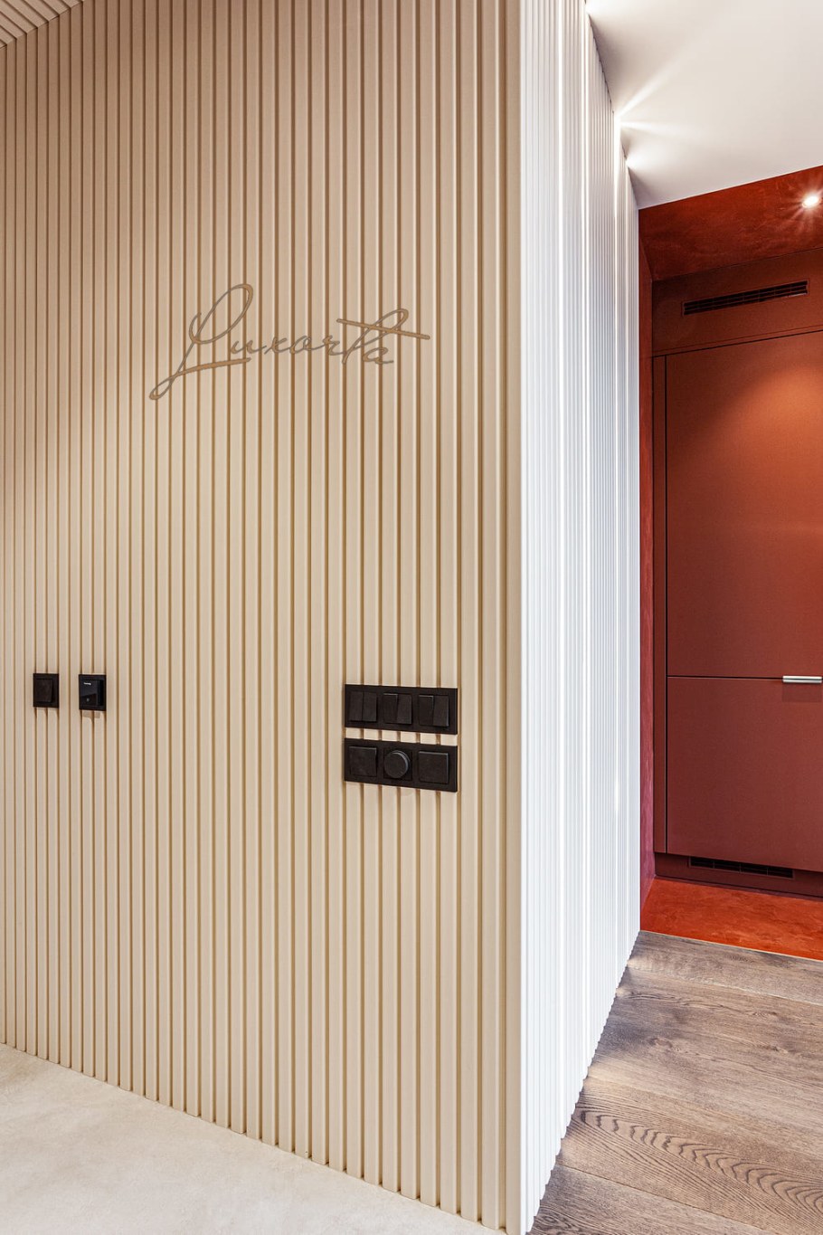 Прихожая с деревянными рейками на стене