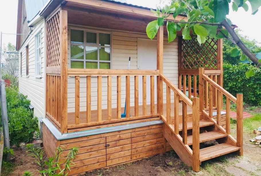 Деревянное крыльцо
