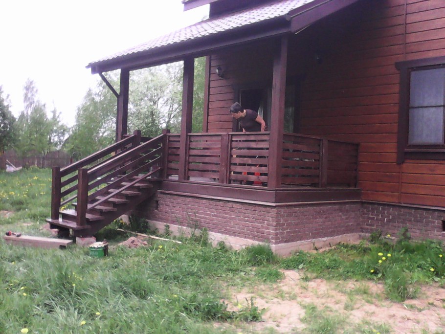 Крыльцо в деревянном до е