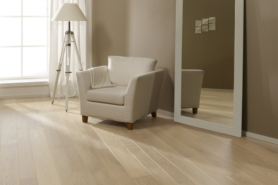 Бежевые стены и ламинат