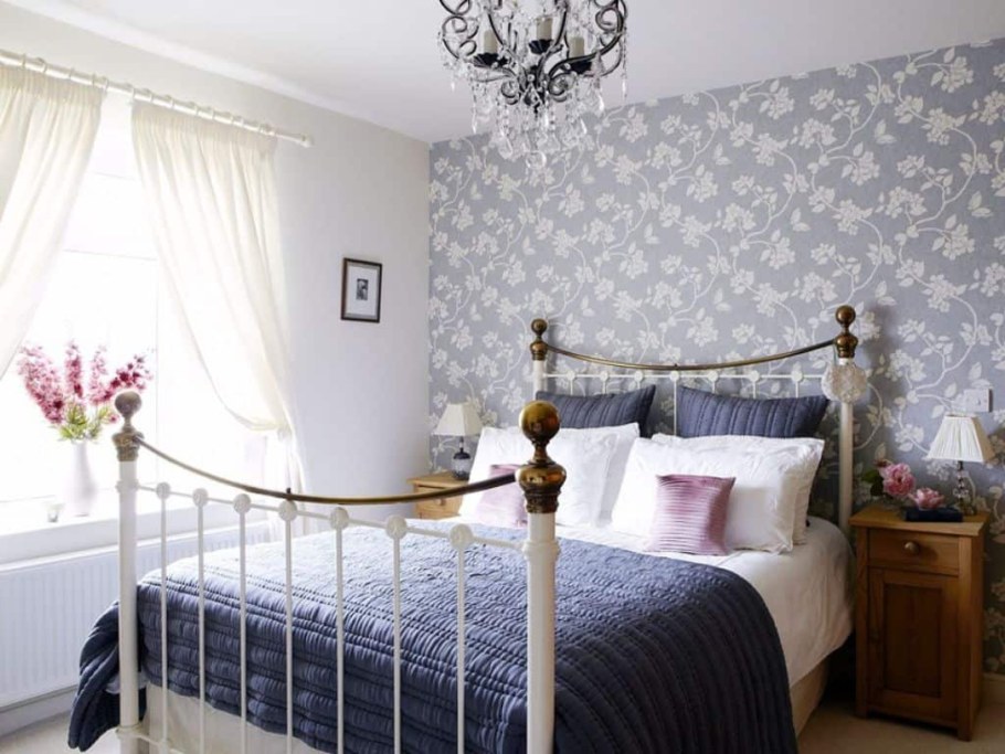 Обои в цветочек в интерьере спальни