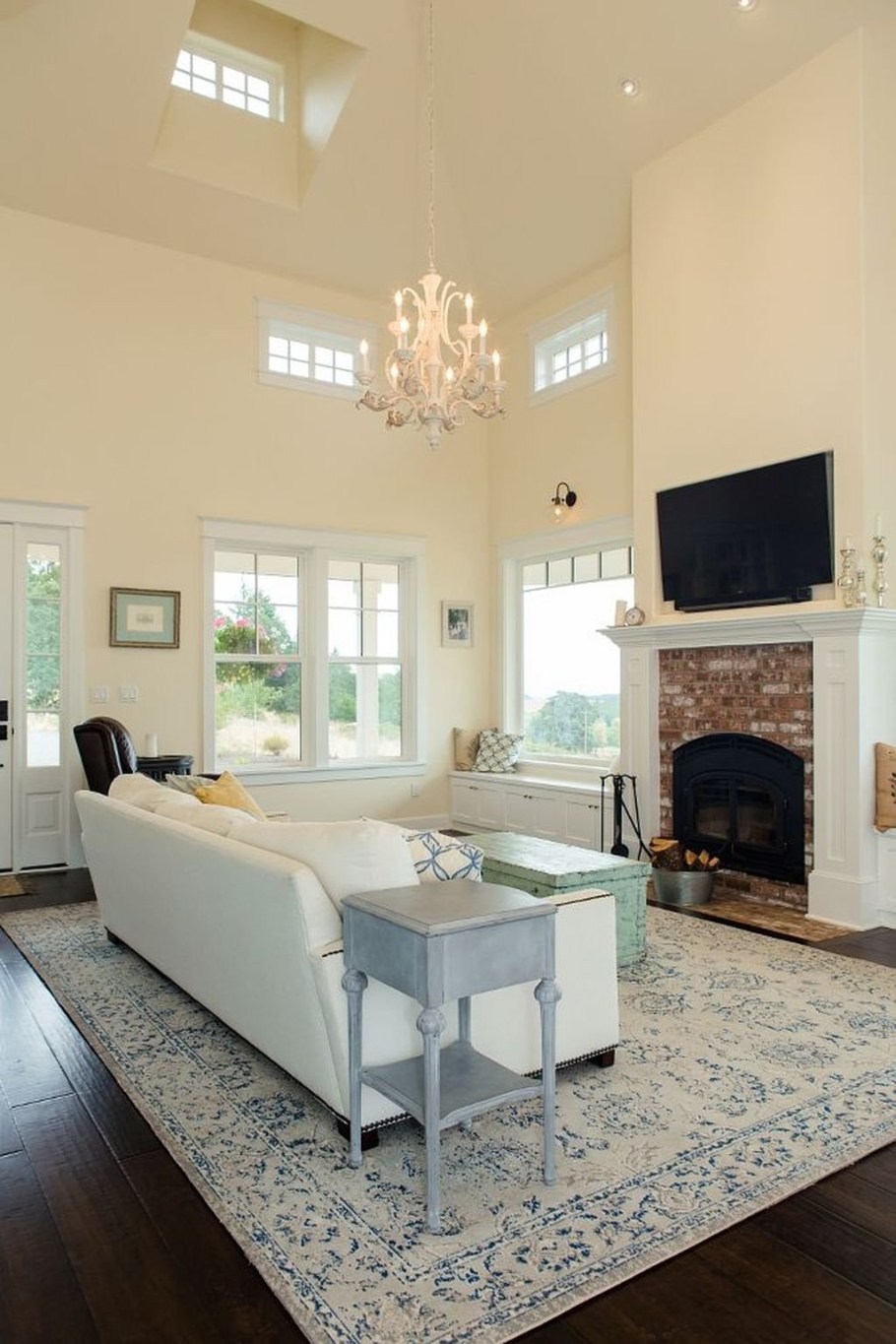 Цвет слоновой кости в интерьере гостиной