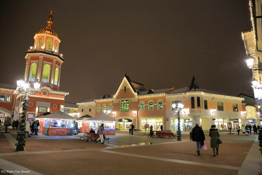 Аутлет Виладж белая дача ночью