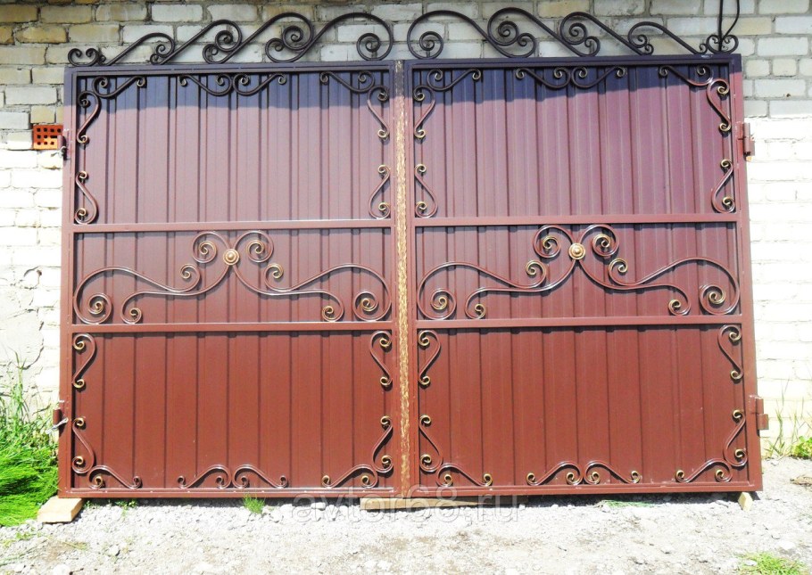 Ворота с элементами ковки