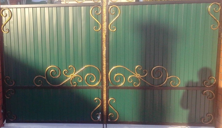 Ворота с орнаментом