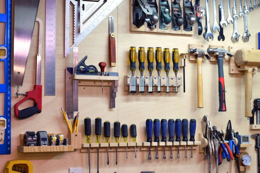 Стенд для инструмента в гараже