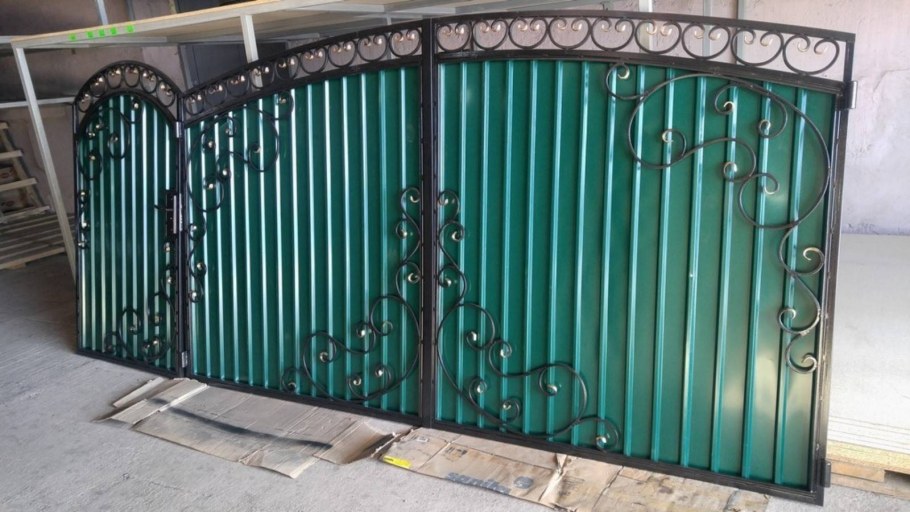 Кованые ворота из профильной трубы