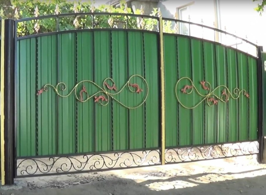 Ворота с калиткой с элементами ковки