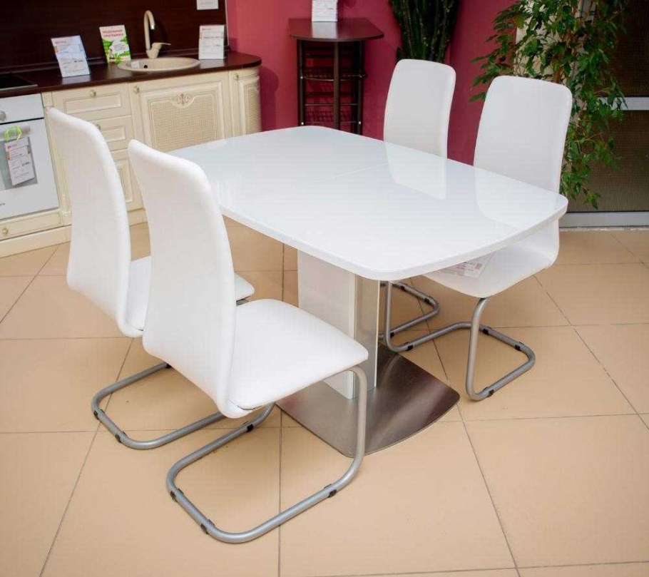 Обеденный стол для кухни