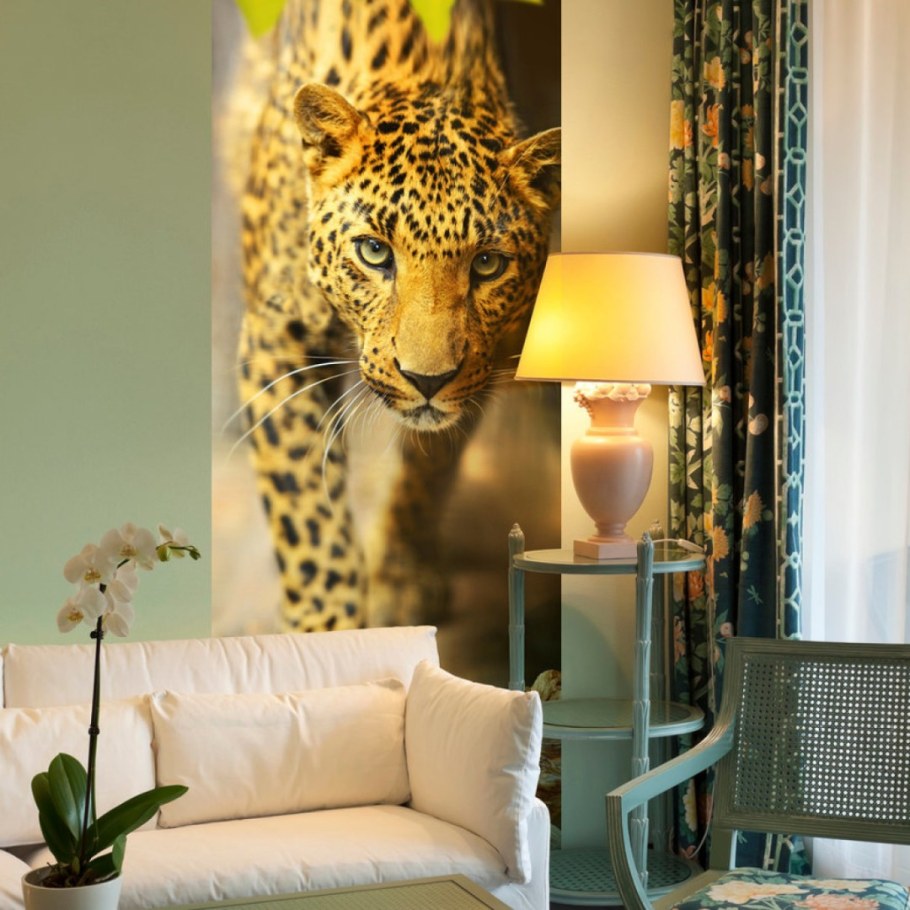 Обои Роберто Кавалли в интерьере спальни