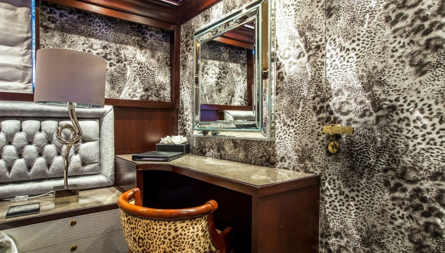 Роберто Кавалли панно в интерьере